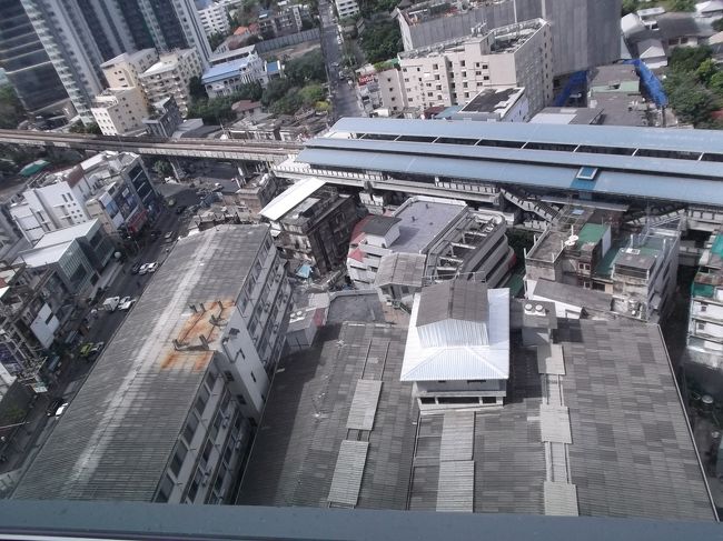 ０９０５．左屋根の上の真ん中が錆びてるのはあったものが飛んだってことだろうか。