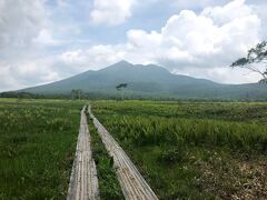 正面に見えるのは燧ケ岳という山。約8000年前の噴火で山体崩壊を起こし、尾瀬沼を形成したそう。

・燧ケ岳とは？
燧ヶ岳（ひうちがたけ）は福島県にある火山。山頂は南会津郡檜枝岐村に属する。尾瀬国立公園内にあり、至仏山とともに尾瀬を代表する山でもある。東北地方最高峰（2,356m）であり日本百名山に選定されている。
（出展:Wikipedia)