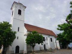 ●聖ヤーノシュ・プレーバーニア教会

地元の人からは、「丘の上の教会」とも呼ばれているそう。
創建は13世紀、色んな新教諸派が入り乱れた中、センテンドレで唯一のカトリック教会。今の建物は、1751年に修復されたものです。