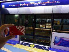 ブルジュマーン駅発２３:３７発ドバイ国際空港方面行の電車に乗って行きます。
カードは何ら特色はありませんが、駅員さんに頼んで、ゴールドクラスに乗ることにしました。
