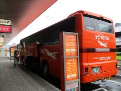 松山空港からは、このオレンジ色が目立つ、伊予鉄バスに乗って、JR松山駅まで向かいます。