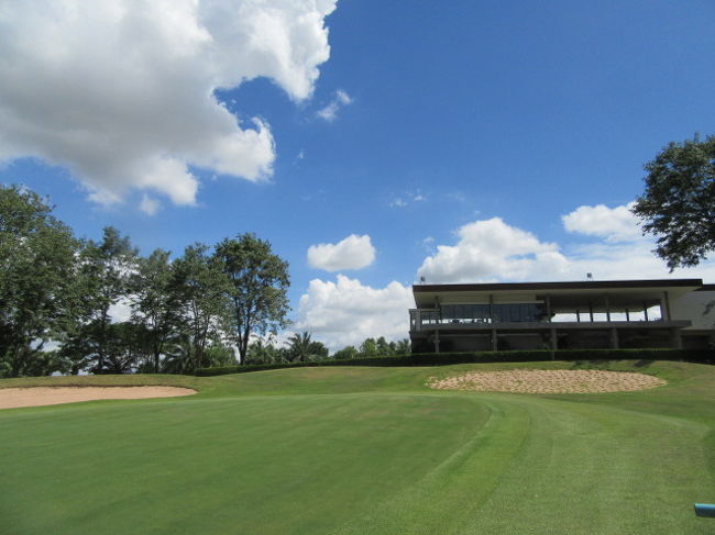 【Pattavia Century Golf Club】<br />最終No.18ホール<br />前半4ホールPAR。。。。本日は、、と思ったが、<br />バンカーで苦戦の大たたき。<br />柔らかい沙対応ができてなかった。