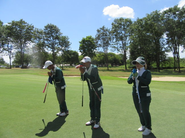 【Pattavia Century Golf Club】<br />グリーンを上手く教えてくれた中年キャディさん、ご苦労様。<br />他の男キャディは、16-17歳の高校アルバイト。<br />付いたプレーヤーに聞いたら、80一寸でプレーするとか...<br />驚きの、若い子達でした。<br /><br />