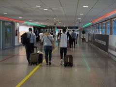 ほぼ定刻通りそして無事カサブランカ・ムハンマド五世空港(CMN)に着きました。
入国審査ではパスポートと入国カードを渡しただけで問題なく入国できました。