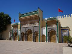 王宮までたどり着きました。
中国人ツアー一行も来ていましたが日影でガイドの説明を聞いていました。
確かに暑い！