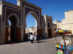 ルシーフ広場に着きました。
多くの人たちがこのルシーフ門をくぐりさらにメディナの奥へと進んで行っています。