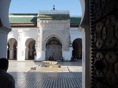 カラウィン モスクに着きました。
ムスリムなので中に入れません。
メディナの中にあるとは思えないほど大きそうです。