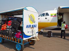 9：55にバガン・ニャンウー空港に到着。　
ヘイホー空港よりも荷物が多いから、預けに持つの移動は大きな運搬車だったけど…