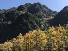 「上高地バスターミナル」
六百山と落葉松の紅葉が綺麗です♪

