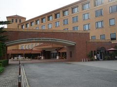 食事を終え、すぐ下にあるフルーツ パーク富士屋ホテルにパフェを食べるために移動したのですが、突然もの凄い音がしてタイヤがバースト。
已む無くおじちゃんはタイヤ交換、妹と甥っ子たちはパフェを食べに富士屋ホテルへ。