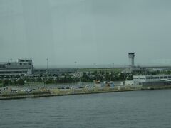 （ポートライナーよりの風景）
神戸空港全体