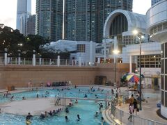 プールでは大人も子供もたくさんの人
夕涼みもかねて