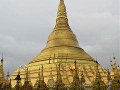 夕刻のシュエダゴン パゴダ
ミャンマー仏教の総本山で、ヤンゴン随一の巨大仏塔です。