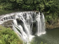 さらに進んで出ました、台湾のナイアガラとも称される十分瀑布！
まずは上から。
