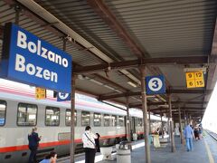 11:27　Bolzano駅に到着。
1等車は列車の端だったので中央の階段まで急いで歩いて
地下道を通って駅舎へ向かいます。
