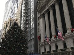 ニューヨーク証券取引所。
ここのクリスマスツリーも立派でした。
夜も来たかったけど残念ながら時間が無くてお昼間だけ。