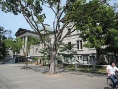 　写真の中之島図書館は、1904年に住友家が建築して寄贈し、大阪図書館として開館しました。重要文化財の指定を受けています。
　2012年、大阪府知事の松井一郎と大阪市長の橋下徹は、中之島図書館を廃止することを表明したが跡の利用は何も決めませんでした。
　2013年、松井知事が図書館機能を存続させることにしましたが、指定管理者制度を取ったためか、魅力の発信能力は乏しく、残念な状態になっています。