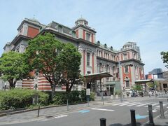 　大阪市中央公会堂は、1911年（明治44年）に、株式仲買人の岩本栄之助が寄付した100万円で建設が始まりました。此処も重要文化財に指定されていますが、見学会程度の利用しかされていません。
　維新の会は文化的素養に乏しいのでしょうか。それにしても、もったいないことです。