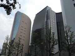 　左のいびつな建物が行こうとしている大阪歴史博物館です。
　右に隣接しているビルはNHK