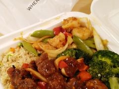 第2日の晩ごはん
中華の持ち帰り専門店"Panda Express"は、夜や昼でお世話になりました。
主食(ライス、チャーハン、焼きそば)におかず3種類をチョイスしてこのボリューム。これで＄15です。