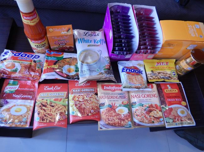 アユナディで購入したもの。<br />ナシゴレンの素いっぱい(笑)<br />安いものをいっぱい買うの楽しい。<br />そしてこのあとまた買い物に出掛け、、、