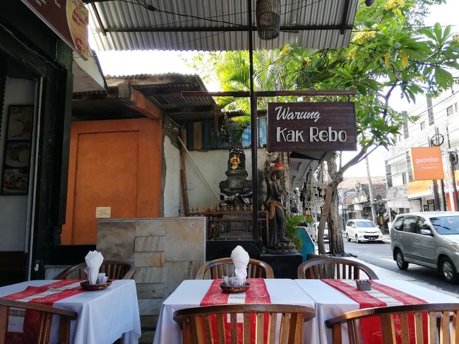 おはようございます！<br />今日も朝ごはんから♪<br />Warung Kak Rebo<br />ホテルから道路を挟んで真正面にあります。