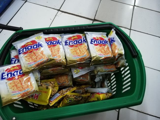 ご飯を食べた後はバイクで買い物♪<br />Ayu Nadi Wholesale &amp; Retail<br />以前知人からのお土産で、写真に写ってるEnakというお菓子がその名の通り美味しくて探してました。<br />初めてバリに来たときからローカルな商店とか色々見たけど見つけられず、知人からアユナディにあると聞いて、３年来の願いが叶いました！<br />一個10円くらいで62個購入。