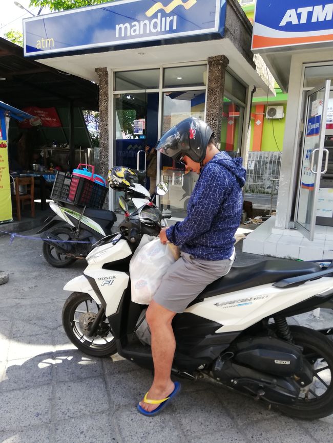 観光客ですか？と聞きたくなる(笑)<br />ちなみに同じくらいの買い物袋を私も一つ持ってます。