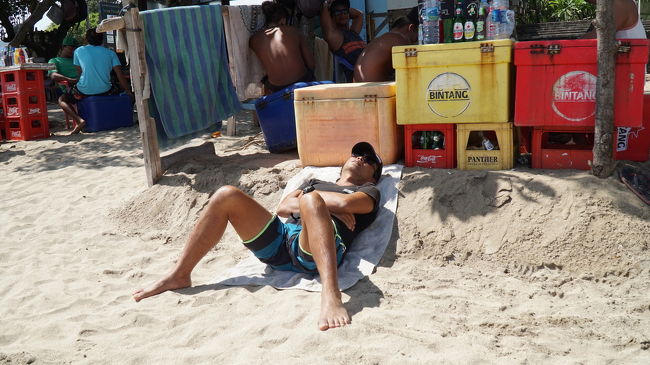 ボスのロイスさんがお店の前でめっちゃ寝てる(笑)