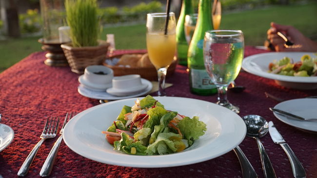 サラダとパン、ウェルカムドリンク。