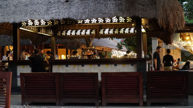 テーブルから見えるバーエリア。