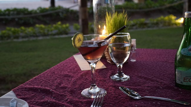 カクテル。<br />まだハッピーアワーなので、２杯頼んで１杯無料とのこと。