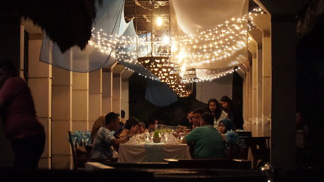 今夜は結婚パーティーだったようで、屋根つきの席は貸し切りでした。雨が降らなくて良かったです。