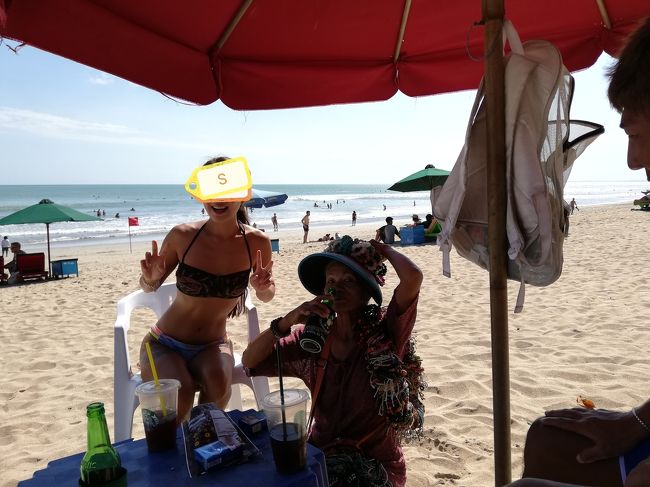 彼女はまたキキチャンに絡まれてます。<br />ここから彼女はSちゃん、彼氏をHさんと呼びます。<br />この日みんなで談笑してる中でSちゃんが、明日の夜自分たちがステイしてるホテルのプールサイドでパーティーしない？とお誘いが♪<br />Hさんもニコニコしていたので、それではと約束。<br />私達はレストランの予約をしていたので、細かいことは明日またビーチで！という感じでこの日は早々にビーチを後にしました。<br />日本語がほとんど通じない相手とプライベートな時間を過ごすのが初めてなので楽しみ！<br />Hさんと私は英語のアウトプットが苦手で、私は早いと聞き取りも厳しい。Sちゃんはペラペラではないものの、アウトプットできてコミュ力がすごくあるタイプ。夫はある程度英会話ができるので、なんとかコミュニケーション取ってる感じです(笑)<br />楽しみだなー♪