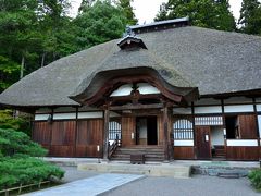 ●常楽寺

そのまま遊歩道をてくてく歩いていき、どっしりとした茅葺きのご本堂を持つ、天台宗の【常楽寺】にたどり着きました。

こちらは、北向観音をお護りする本坊として、平安時代初期の825年に慈覚大師円仁により開創されたと伝わる古刹です。