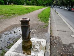 [10:12]
【遺跡No.55】アッピア街道
１０：１２、アッピア街道を歩きはじめました。
広い車道なので元の姿を思い起こすのはちょっと無理です。
歩き始めるとすぐに水飲み場があります。いつの時代からあったのでしょうか。ローマでよく見る先を指で塞いで上に空いた穴から飛び出す水を飲むタイプのものです。