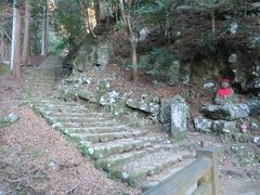 石段が永遠と続きます。

右に鎮座されているのは「子育て地蔵」です。
女坂七不思議のひとつで、最初は普通のお地蔵様として安置されたのが何時の頃からか顔が童(わらべ)に変わっていたそうです。
この地蔵に祈ると子供がすくすくと丈夫に育つといわれます。 