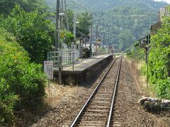 少し山の中に入ってきて、東郡家駅。