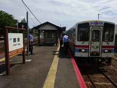 郡家駅で、乗務員がＪＲから若桜鉄道に交代する。
