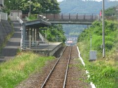 すぐに高校の横を通り、八頭高校前駅に着く。