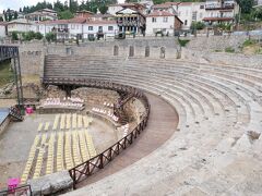 そして教会を出ると、amphitheatre、古い劇場が。
こんなところに劇場なんてよく作ろうと思ったな。景色がいいからかな。客が演技じゃなくて景色に集中しちゃいそうだな。