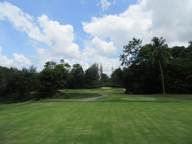 ■TREASURE HILL Golf Club<br />微風で晴天....日傘で暑さが和らいだ