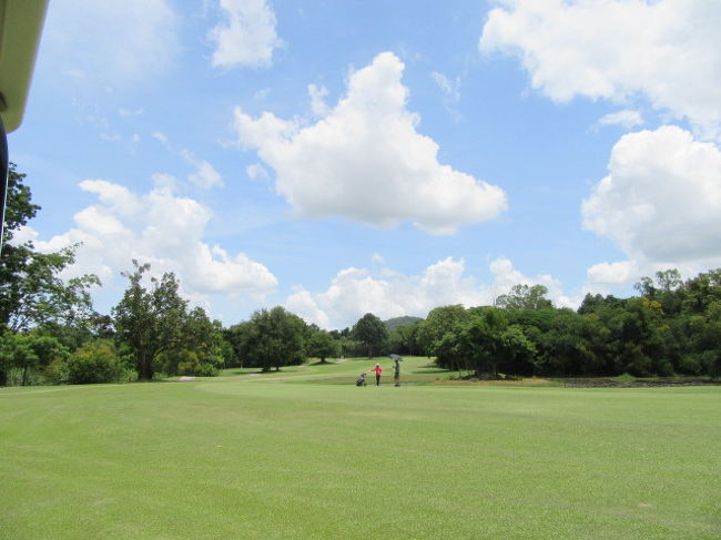 ■TREASURE HILL Golf Club<br />夏らしい雲眺めてプレー<br />水は多く飲みました。