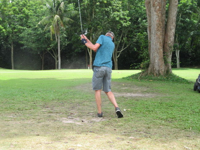 ■TREASURE HILL Golf Club<br />この英国人さんは調子よかった。<br />３８＋３６....白＜３２０７Ｙ＋３１９７Ｙ＞<br />もともと飛ばし屋さん....アイアンが特に良かった。