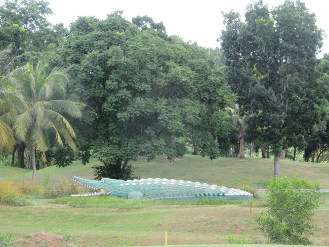 ■TREASURE HILL Golf Club<br />No.16、PAR5 532Yホール脇にある、マスコットワニ。<br />1打目ドライバーでバンカー、<br />2打目ＰＩで、クリーク手前まで、出す<br />3打目5Uで約150Y,クリーク越え、<br />4打目ＡIで約８５Ｙ、グリーン<br />5打目4mのパター外し<br />6打目30ｃｍパターイン。のボギー。<br />