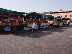 10時前のフナ広場。
ジュース屋だけはすべての店がオープン指定明日。