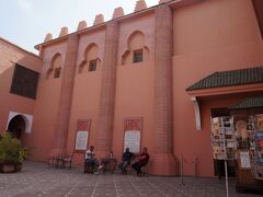 マラケシュ博物館へ。
男性3名がくつろいでいますが赤い服の人がチケット売りです。
来館者がきたときだけチケットブースに入って販売していました。