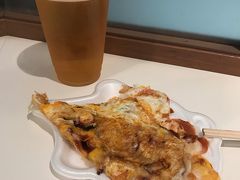 阪神デパ地下、イカ焼きデラパンとビールで前祝い。