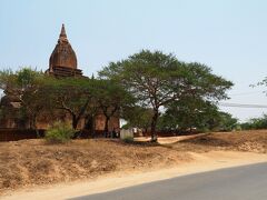 その向かいの少し小高い場所に建っているのは“SEIN NYET NYI AMA TEMPLE”。