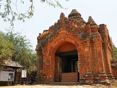 SEIN NYET NYI AMA TEMPLEから北へＥバイクで移動すること数分、ランチ前最後に立ち寄る寺院“NAGA-YON HPAYA”に到着した。
効率よく見て周ったつもりだけど13時目前。